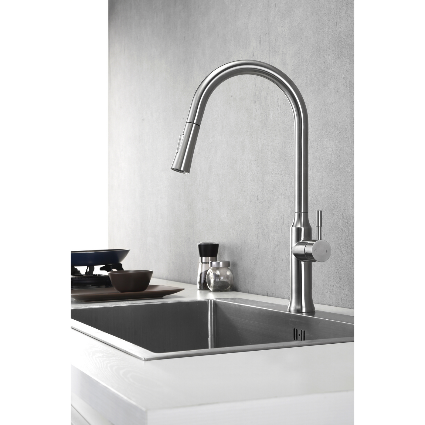 Contemporary Style Single-Handle Kitchen Sink Faucet with Pull-Down Sprayer