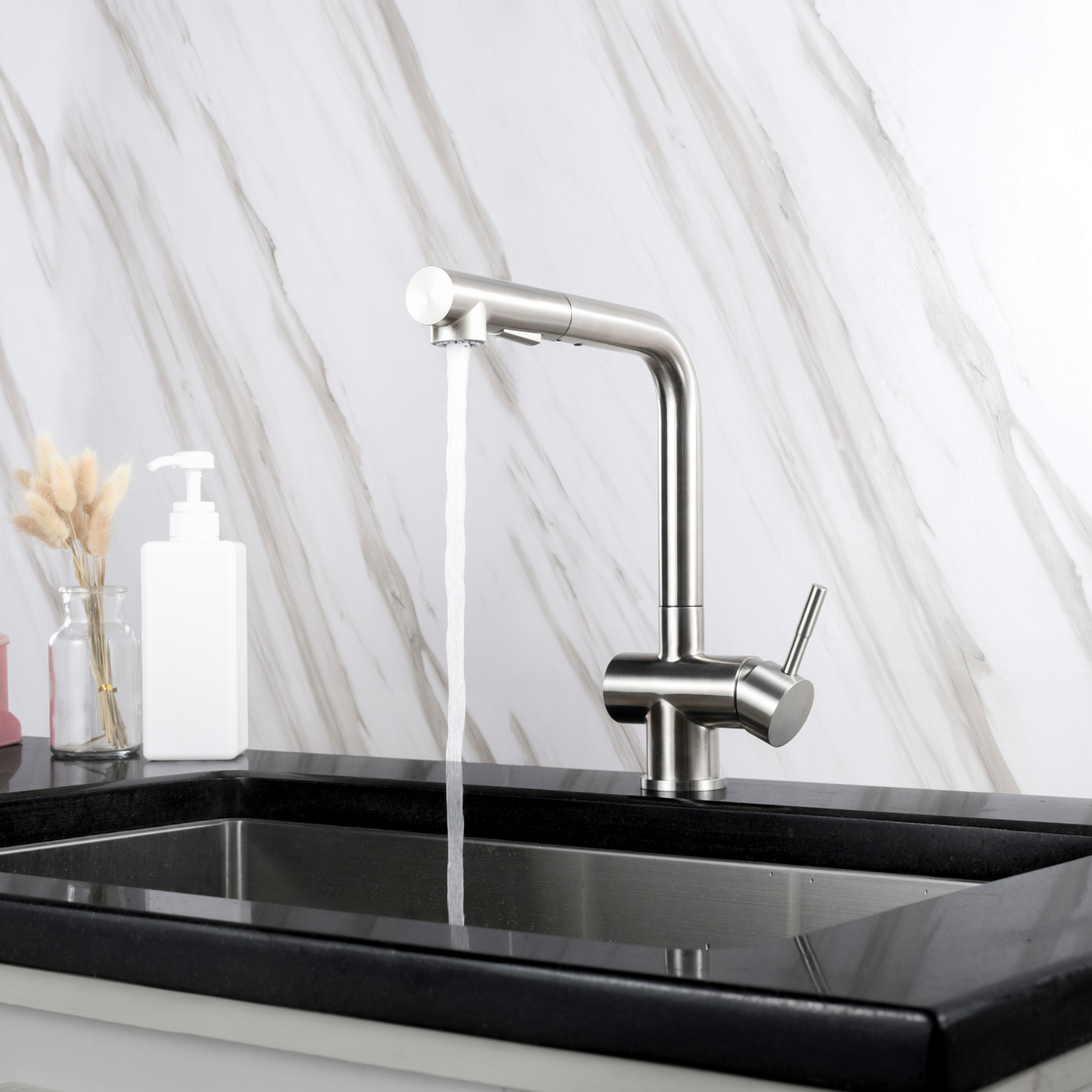 Style Single-Handle Kitchen Sink Faucet with Pull-Down Sprayer