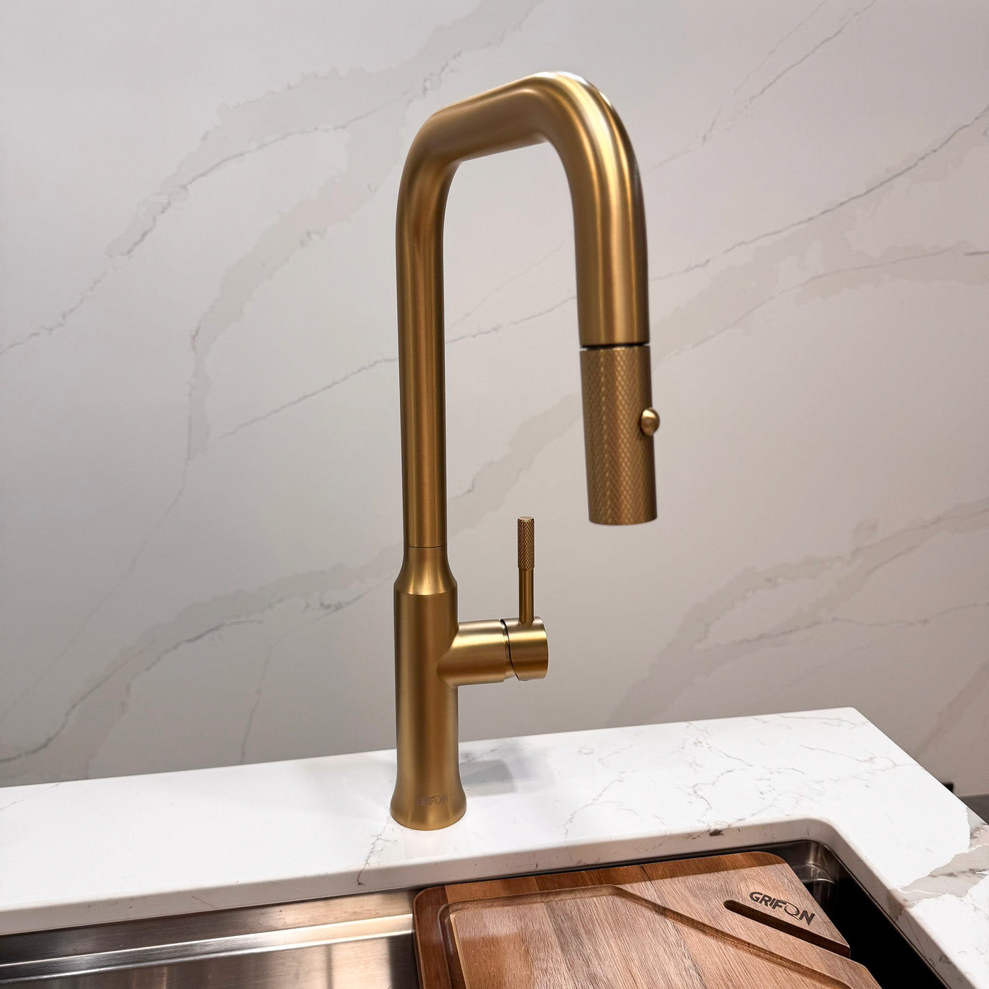 LARA™ Contemporary Style Single-Handle - Matt black - Brushed Nickel - Brushed gold - Kitchen Sink Faucet with Pull-Down Sprayer