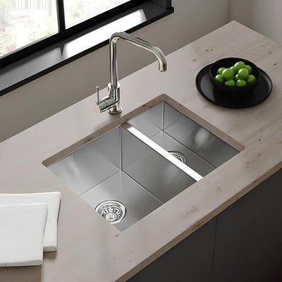 Eterna™ GS311 - Évier de cuisine standard à montage sous plan 70/30 à double cuve 32" en acier inoxydable avec accessoires